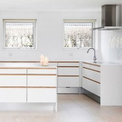 Platinum White laminat ST980, eg natur lak. Profil grebsfri