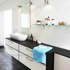 Platinum White laminat ST980, eg sort lak. Profil L2