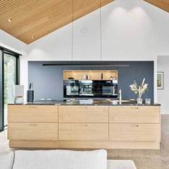 Smokey Blue 7149 linoleum. Eg kvartskåret finér. Profil 30x150