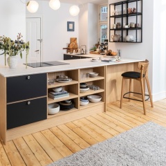 Grå linoleum, eg natur lak. Profil L11