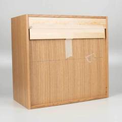 Bagside af reol med ophæng