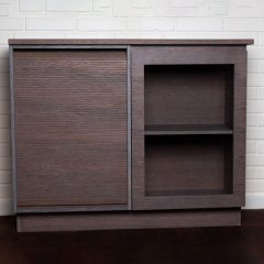 Jalousi og vitrine skab