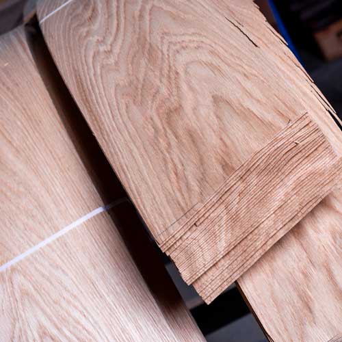 Usorteret finér fra ét træ. Alt finér bliver håndsorteret og syet sammen på fabrikken. Det sorteres efter farve, og der gemmes ét stykke pr. ordre som referencefinér.