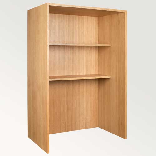 Kaffereolen laves på mål og giver et stilfuldt udtryk i det moderne køkken. Reolen kan udføres i 16 og 19 mm finér, linoleum eller laminat. Du bestemmer selv antallet af hylder og deres placering, om reolen skal have bund, samt om der skal indfræses lys i sider eller top.