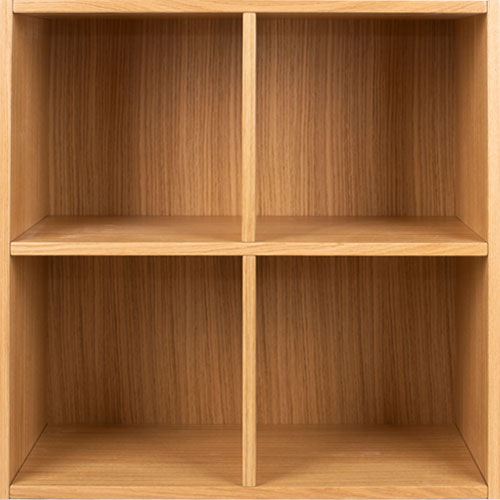 Reol kan lave i alle materialer som linoleum, finer og laminat. Tykkelsen på hylderne er normalt 16 eller 19 mm. Forkanterne er enten massive eller med abs kant. Man bestemmer selv antallet af hylder eller skillerum. Reolerne laves på mål både i højde, dybde og bredde. Her er reolen lavet i eg natur finer